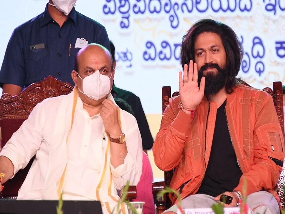  कर्नाटक के पूर्व मुख्यमंत्री बासवराज बोम्मई के साथ एक कार्यक्रम में अभिनेता यश (फाइल फोटो) 