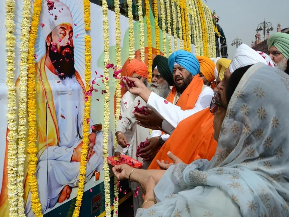  
श्री गुरु तेग बहादुर जी के चित्र पर गुलाब की पंखुड़ियों डालते सिख श्रद्धालु (फाइल फोटो) 