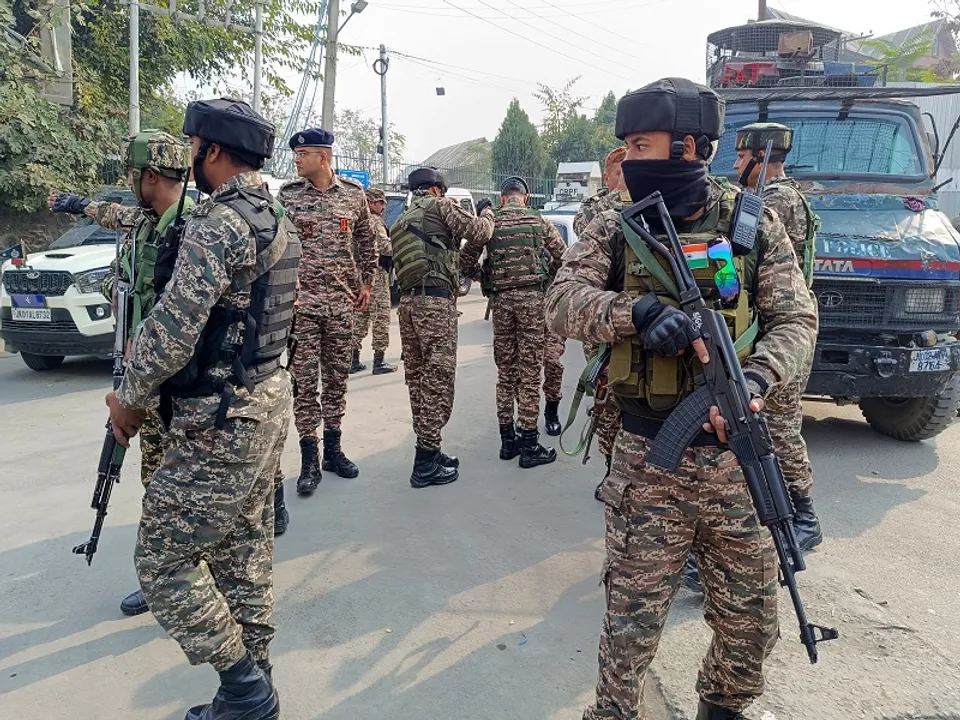  Srinagar: Security personnel take positions during an encounter with terrorists in the Khanyar area of Srinagar district on Saturday, November 2, 2024. (Photo: IANS/Nisar Malik) 