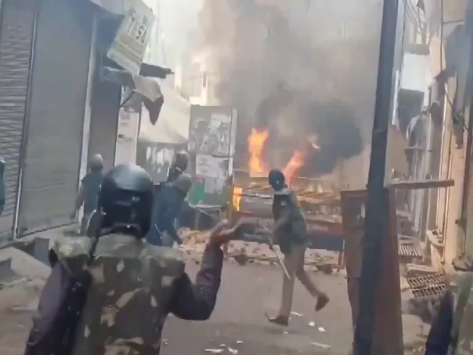  यूपी: संभल में शाही जामा मस्जिद के सर्वे के दौरान बवाल, भीड़ ने पुलिस पर किया पथराव। फोटोः ANI 