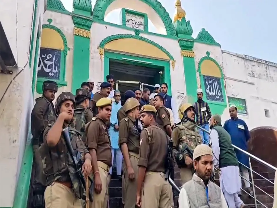  संभल जामा मस्जिद के बाहर मौजूद सुरक्षाकर्मी (फोटो- IANS) 