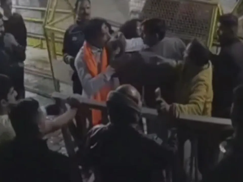  उज्जैन के महाकालेश्वर मंदिर में भस्म आरती के दौरान हंगामा, अवैध एंट्री को लेकर हुई झड़प। फोटोः IANS 