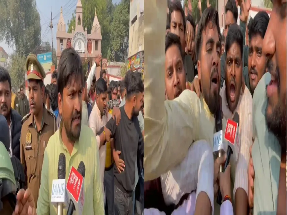  वाराणसी के उदय प्रताप कॉलेज के छात्र विरोध करते हुए  (फाइल फोटो-IANS) 