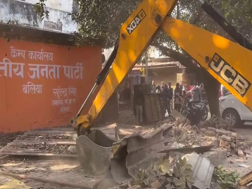  यूपी के बलिया में भाजपा कैंप कार्यालय पर चला बुलडोजर (फोटो- IANS) 