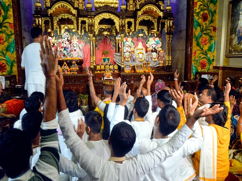  कोलकाता के इस्कॉन मंदिर में बांग्लादेश में अल्पसंख्यकों की सुरक्षा के लिए प्रार्थना सभा में भाग लेते श्रद्धालु, तस्वीर 1 दिसंबर की है। (फोटो- IANS)  