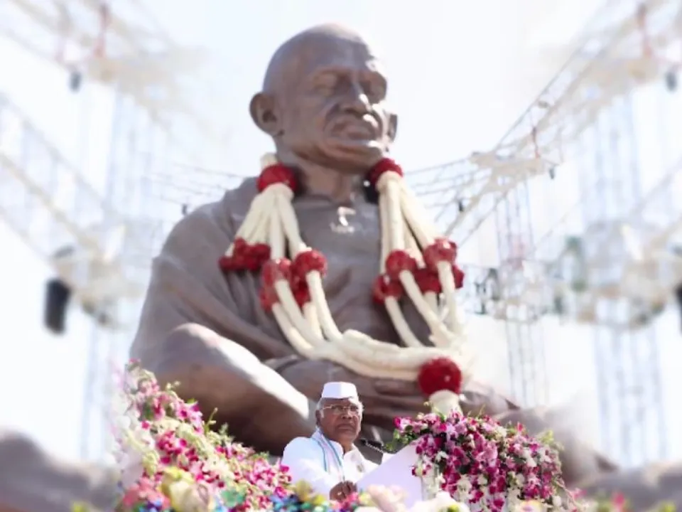  कर्नाटक के बेलगावी में कांग्रेस अध्यक्ष मल्लिकार्जुन खड़गे ने महात्मा गांधी की प्रतिमा का अनावरण किया। फोटोः एक्स 