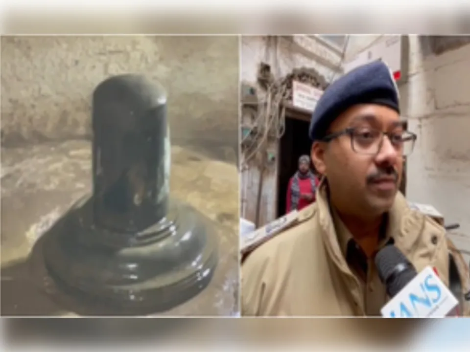  काशी जोन के डीसीपी गौरव बंसवाल ने बताया, "यह मंदिर बुधवार सुबह आम लोगों की सहमति से खुलवाया गया। फोटोः IANS 