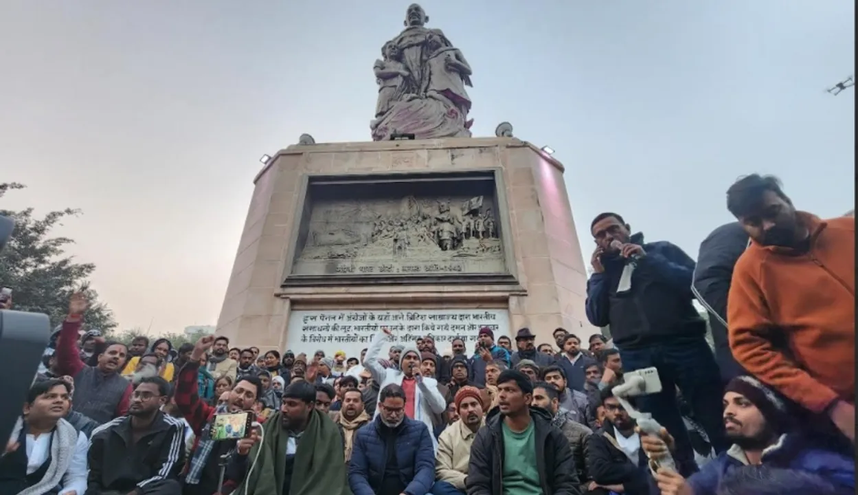  जन सुराज पार्टी के संस्थापक प्रशांत किशोर छात्रों के समर्थन में आमरण अनशन पर बैठ गए हैं। फोटोः IANS 