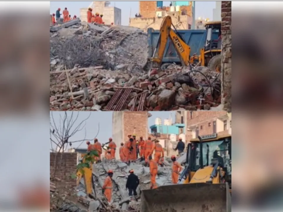  बुराड़ी इलाके में सोमवार शाम को एक चार मंजिला इमारत अचानक गिर गई थी। फोटोः IANS 