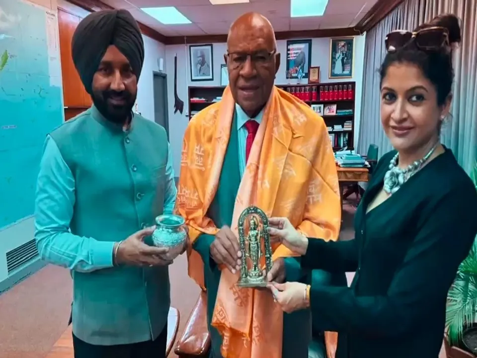  फिजी के प्रधानमंत्री सितिवेनी लिगामादा राबुका (बीच में), फोटो- IANS 