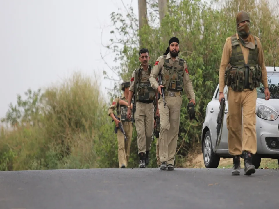  जम्मू-कश्मीर के कठुआ जिले में आतंकवादियों ने सेना के शिविर पर फायरिंग की। फोटोः IANS 