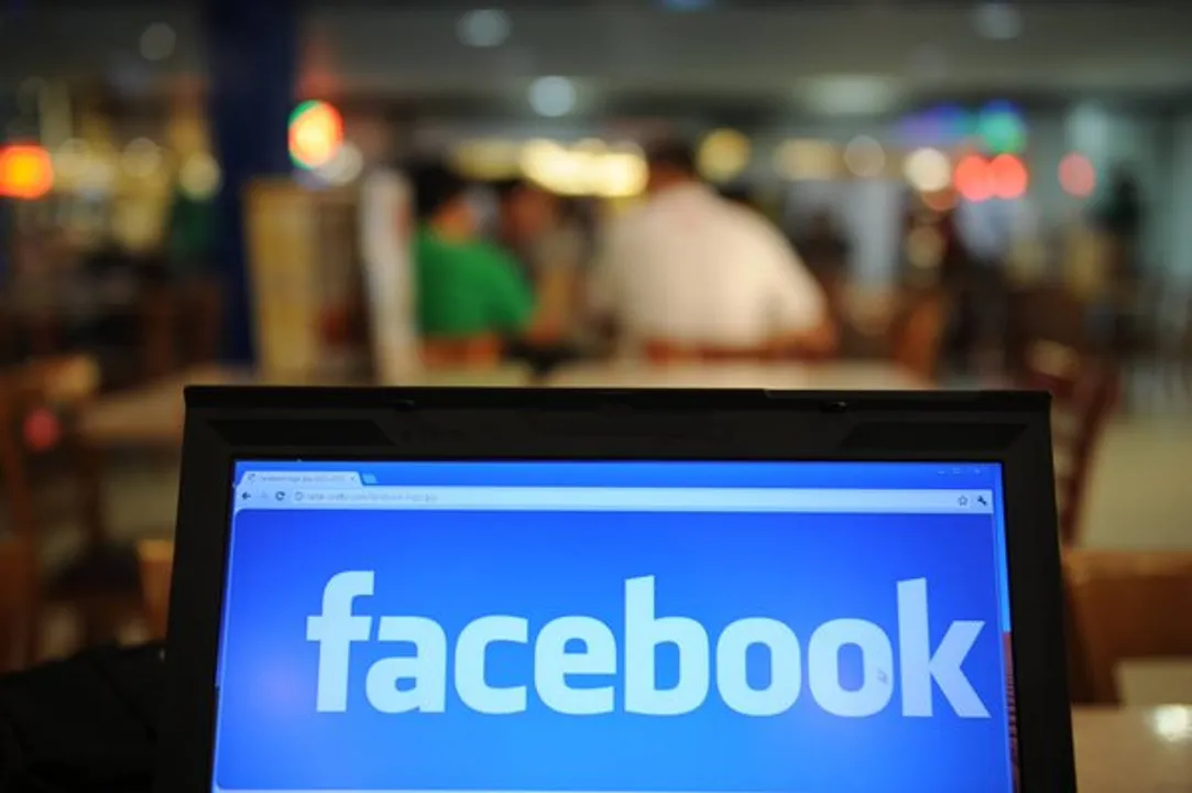 Facebook trending news e