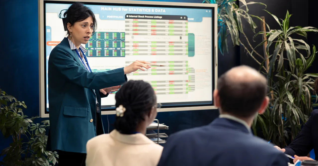 Solitaire unveils 98” and 110” R-Series panels for education and enterprises