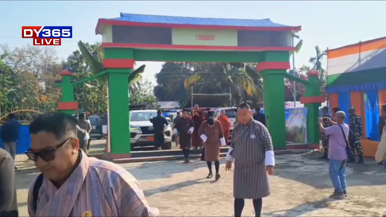  সূৱণখাটাত উৰিল ভাৰত-ভূটানৰ ৰাষ্ট্ৰীয় পতাকা Photograph: (DY365) 