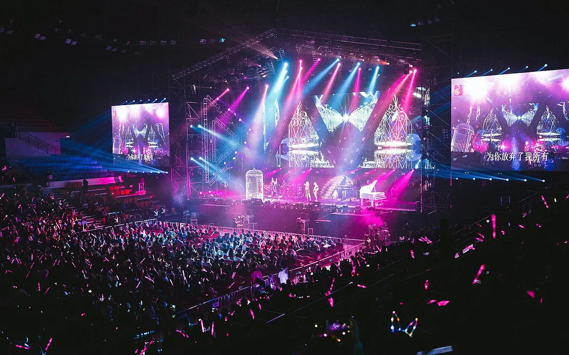 What influences international acts to perform in India?