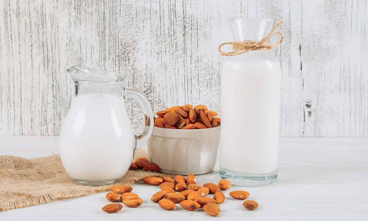 Almond Milk (Freepik)
