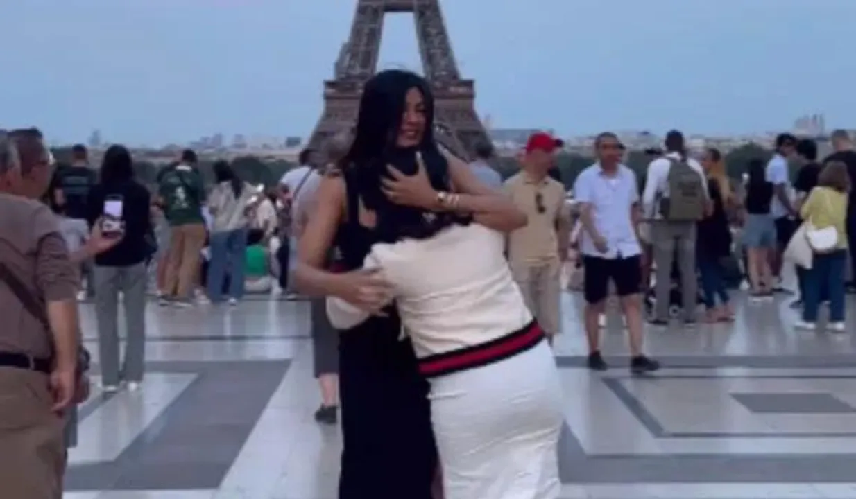 Sushmita Sen dances with daughter Alisah at Eiffel Tower.