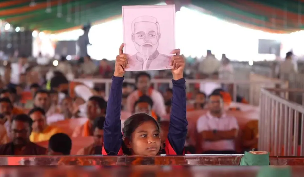 Sketch holding by girl of Pm Modi (NDTV )
