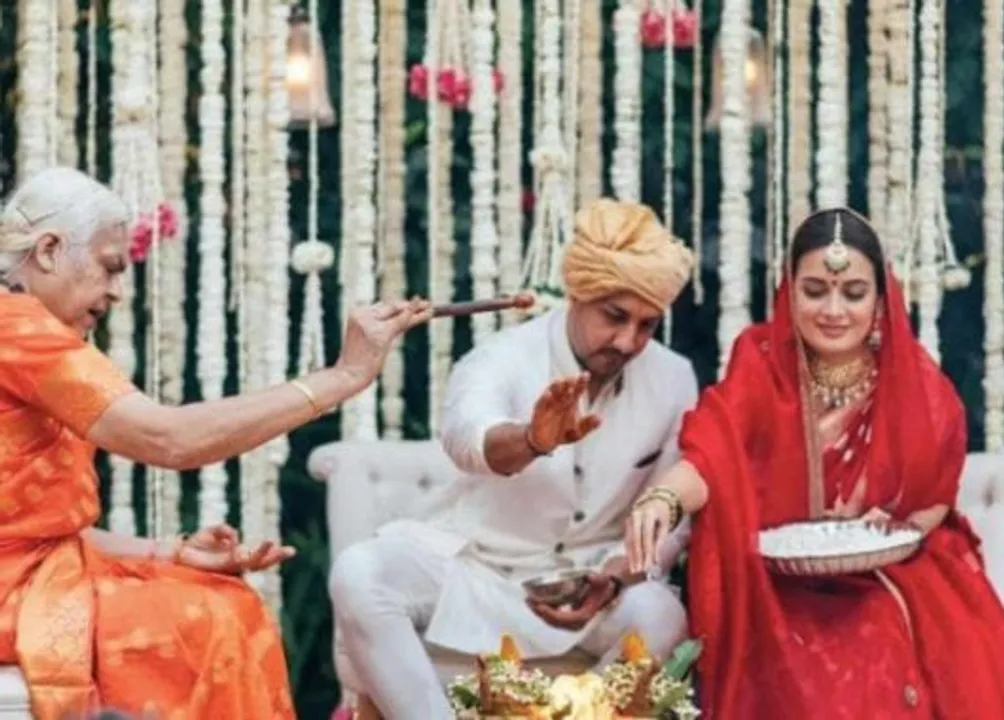 महिला पुजारी ने कराई दीया मिर्ज़ा की शादी