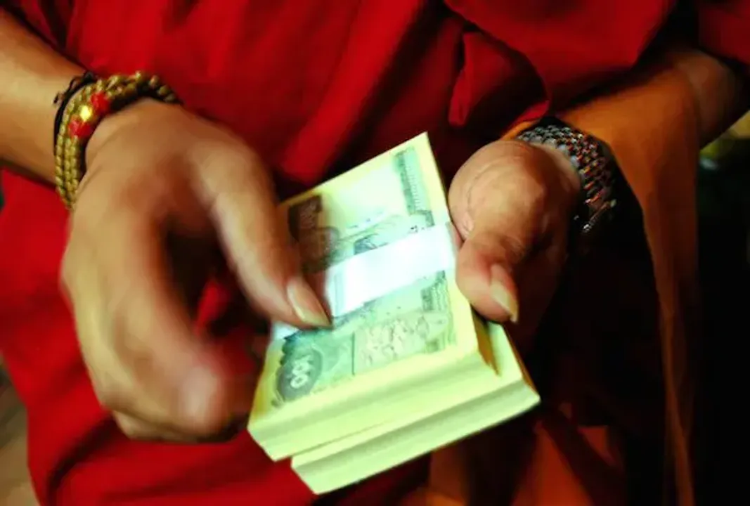 5 Ways To Manage Money: घर से दूर रह रहे हैं तो ऐसे बचाएं पैसा