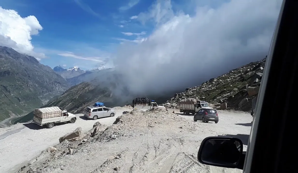 Tourists Stuck In Manali Snow Rescued: मनाली में फंसे 700 से अधिक टूरिस्ट को बर्फ से बचाया गया