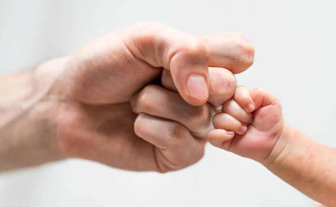 छोटे बच्चों के लिए अपने घर को कैसे बनाएं सेफ? जानिये यह 8 टिप्स