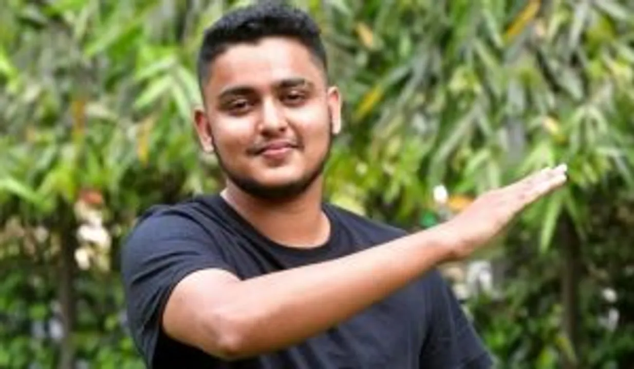 India's First Transgender Pilot: अब कर रहा है जोमैटो में नौकरी