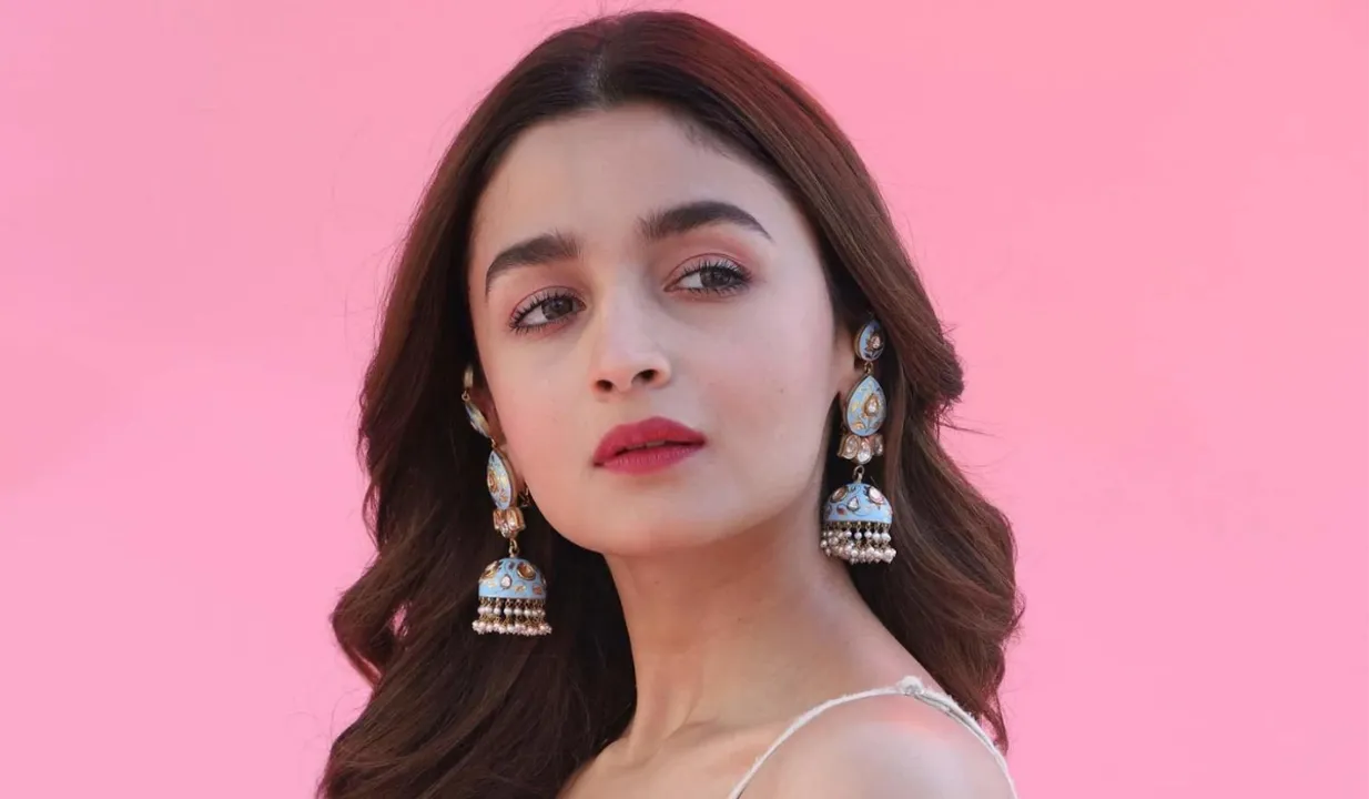 Alia Bhatt Hollywood Debut: आलिया भट्ट करने जा रही है हॉलीवुड में एंट्री, जानिए खास बातें