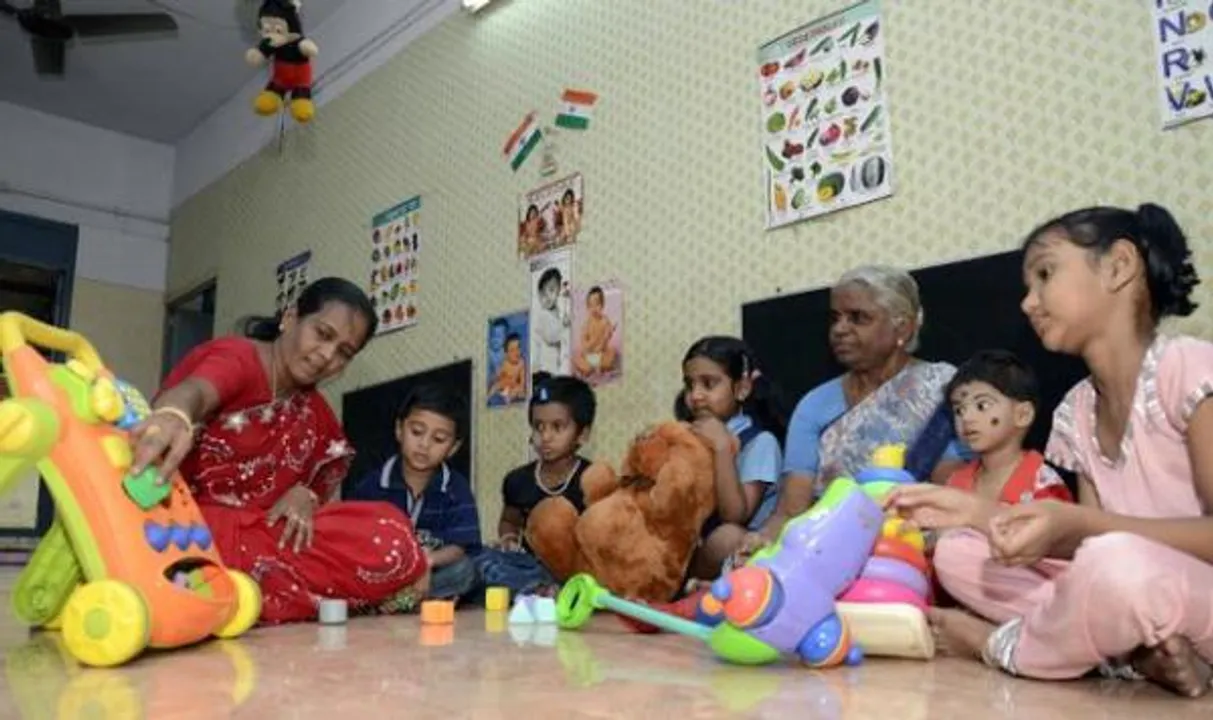 बच्चों को डे केयर सेंटर भेजने के 5 फायदे
