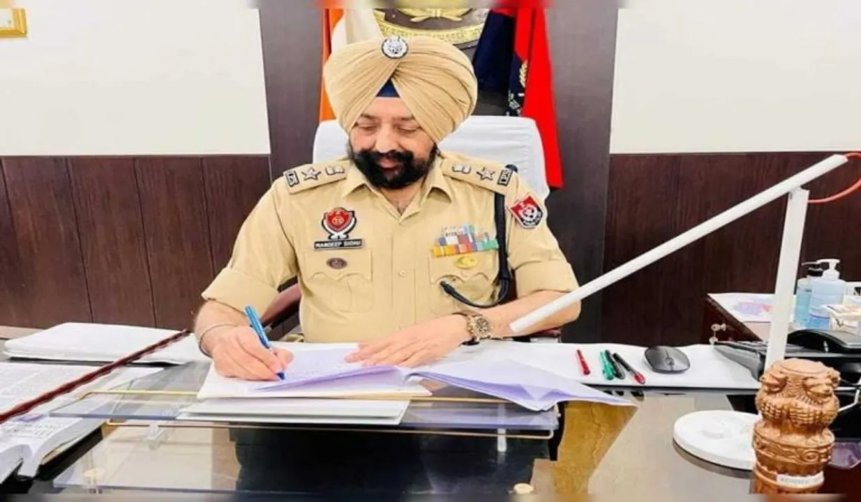Cop Mandeep Sidhu kindness Story: पंजाब के पुलिस अफसर मृत किसानों की बेटियों को पढ़ाते हैं