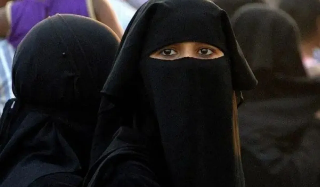 Aligarh College On Hijab Controversy: अलीगढ के धर्म समाज कॉलेज ने बिना प्रॉपर यूनिफार्म में आने पर लगाया बैन