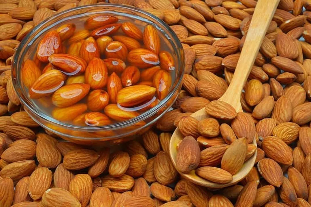 जानिये हर सुबह भीगे हुए बादाम खाने के अनगिनत फायदों के बारे में