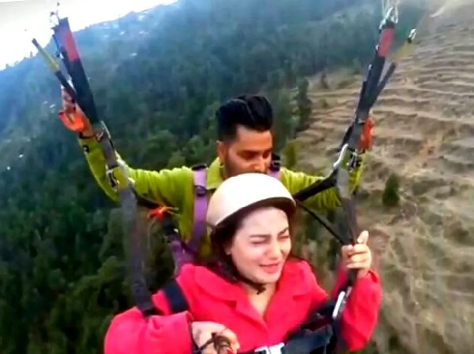 सोशल मीडिया पर वायरल हुआ महिला का पैराग्लाइडिंग वीडियो बहुत फनी है