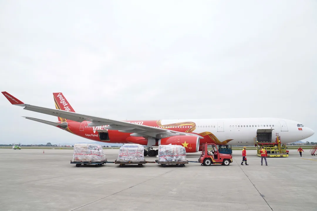 Vietjet operates two relief flights transporting Vietnamese rescue teams to Myanmar 1