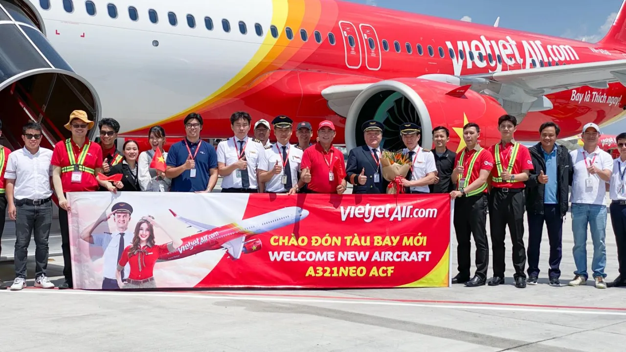 Vietjet leaders flight crew and staff welcome the new aircraft
