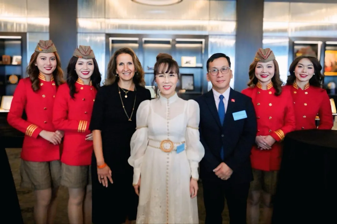 Photo 1 - NYSE President Lynn Martin (in black dress) welcomes Vietjet Chairwoman Nguyen Thi Phuong Thao to the exchange