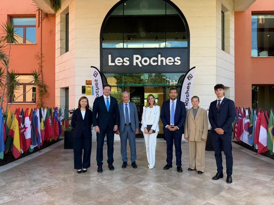 Meliá & Les Roches Executives with Students Ambassadors_1