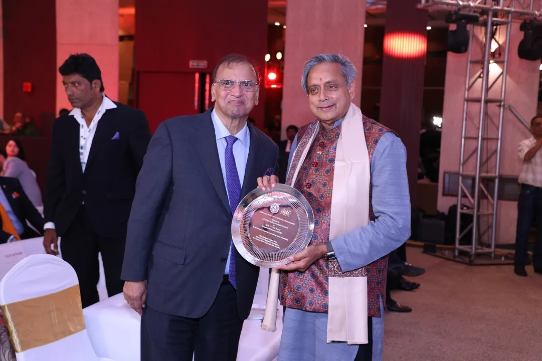 Dr Shashi Tharoor presents the Lifetime Achievement Award to Mr. Vivek Nair