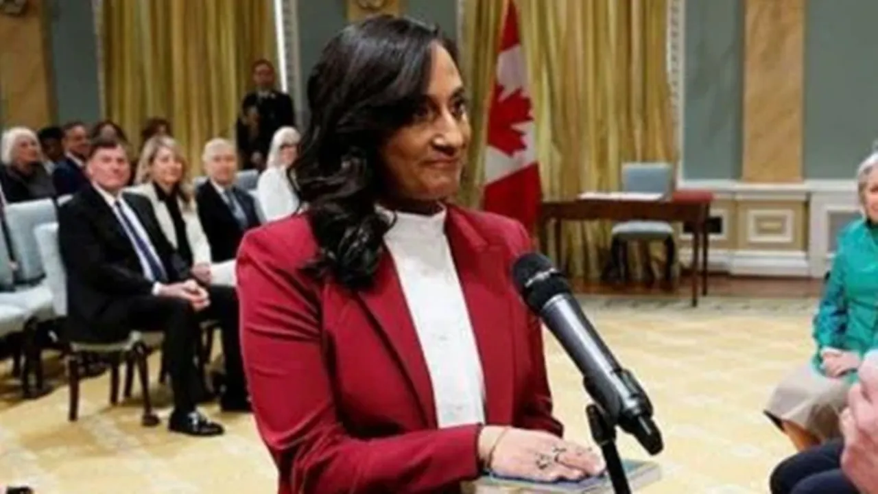  Canada's Hindu Minister: ১৩ মে, ২০২৫- কানাডার অন্টারিওর অটোয়ার রিডো হলে মন্ত্রিসভায় রদবদলের সময় অনিতা আনন্দ কানাডার বিদেশমন্ত্রী পদে শপথ গ্রহণ করেছেন।