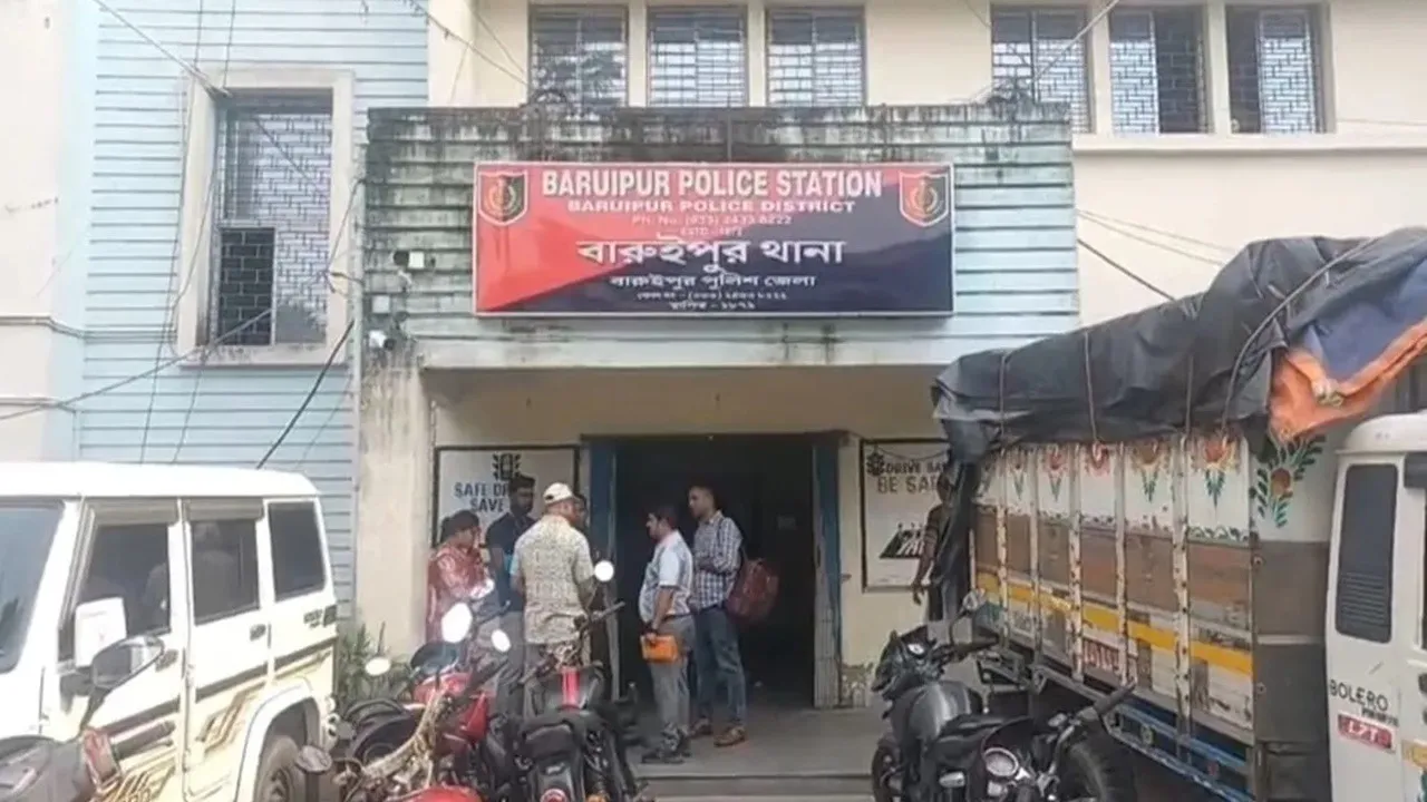 Hotor station train accident  ,Train hit death West Bengal  ,Baruipur police unnatural death case  ,Youth and housewife death railway track,  South 24 Parganas train accident  ,Railway track accident Kolkata suburb,  Hotor railway station incident  ,Train accident investigation,  Love affair angle police probe,  West Bengal local news accident,হোটর স্টেশন দুর্ঘটনা,  ট্রেনের ধাক্কায় মৃত্যু,  রেললাইন পার হতে গিয়ে মৃত্যু,  গৃহবধূ ও যুবকের মৃত্যু,  বারুইপুর থানার পুলিশ  ,অস্বাভাবিক মৃত্যুর মামলা , দক্ষিণ ২৪ পরগনা দুর্ঘটনা,  রেল দুর্ঘটনা হটোর  ,প্রেমঘটিত সম্পর্কের অনুমান,  স্থানীয় খবর রেল দুর্ঘটনা