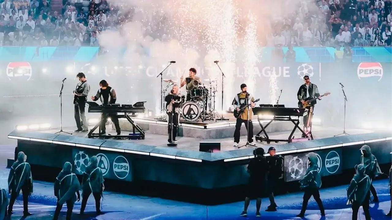Linkin Park performing