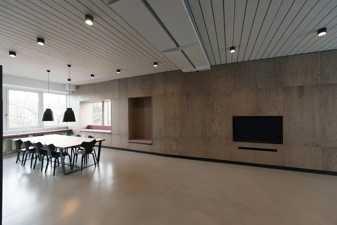  Revamping Industrial Interiors: The Rise of Engineered Wood in Smart Factory Design