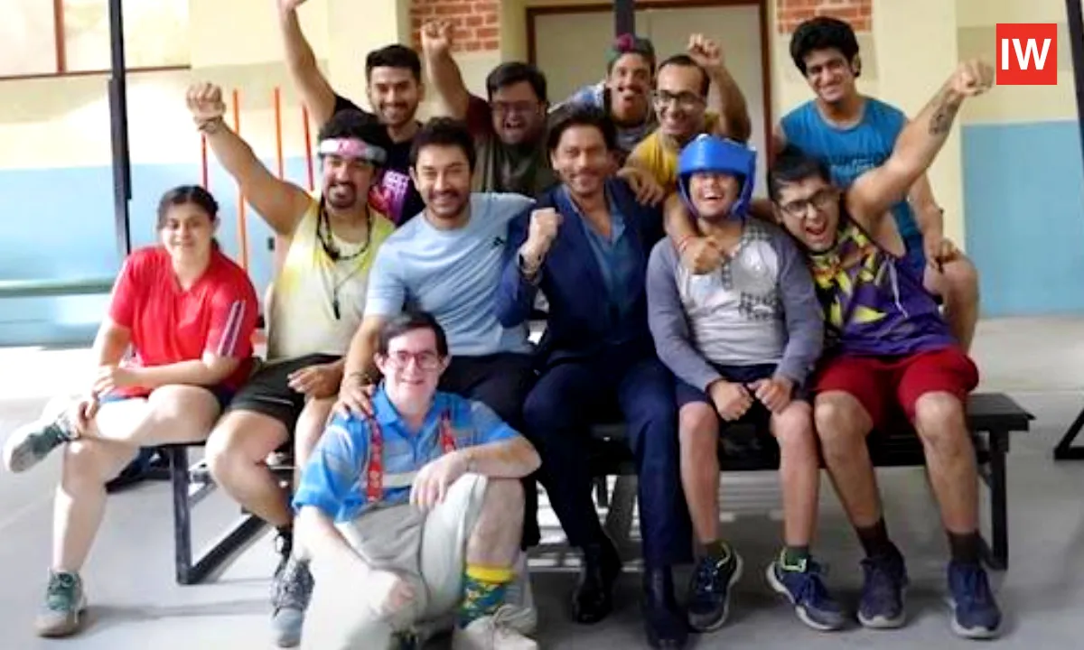 Pathaan Star Shah Rukh Khan Lights Up Sitaare Zameen Par Set, Supports Aamir Khan’s Return to Cinema