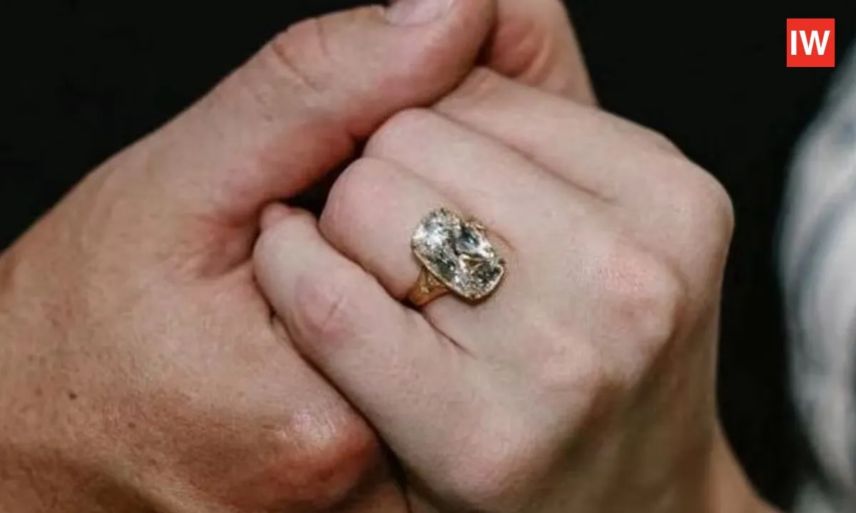  Travis Kelce Proposes to Taylor Swift with a Huge 8 Carat Diamond Ring
