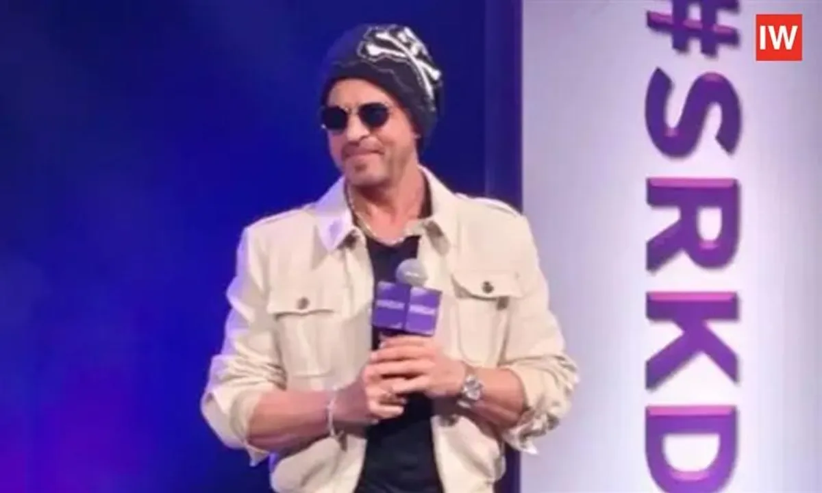  Shah Rukh Khan Mobbed by Surging Crowd After Intimate Birthday Fan Meet