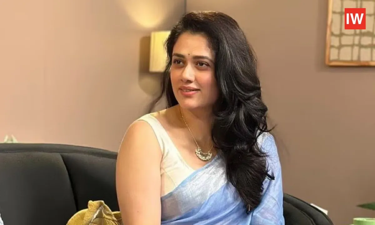  “I’m Just Amused!”: Girija Oak Reacts to Viral ‘Blue Saree’ Moments & Sydney Sweeney Comparison