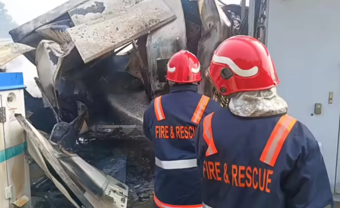 Screenshot 2025-12-30 at 08-32-55 Fire Breaks Out On Kochi Broadway കൊച്ചി ബ്രോഡ്‌വേയിൽ വൻതീപിടിത്തം 12 കടകൾ കത്തിനശിച്ചു - massive fire breaks out on kochi broadway 12 shops gutted brk - Samayam Malayalam