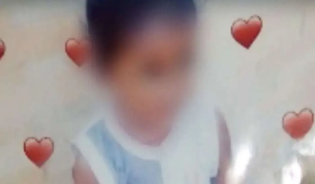 രണ്ടു വയസ്സുകാരിയുടെ മൃതദേഹം അയല്‍വാസിയുടെ വീട്ടില്‍ തൂക്കിയിട്ട ബാഗിനുള്ളില്‍