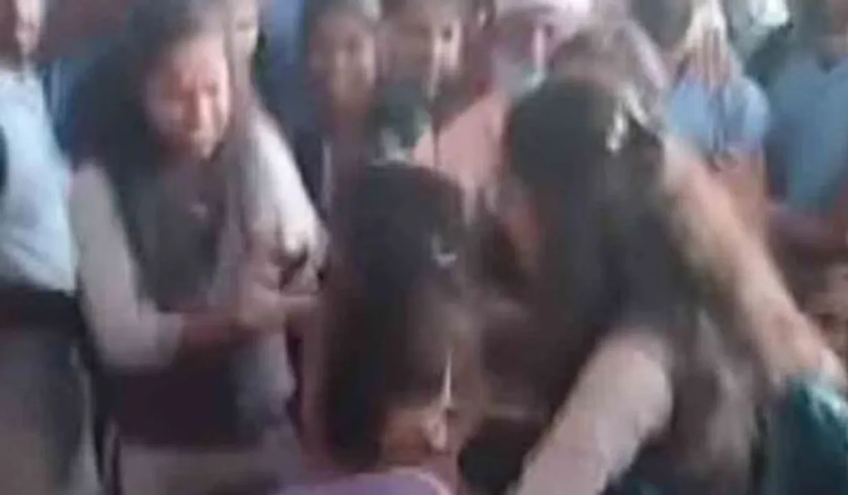 ബസ് സ്റ്റാന്റില്‍ പെണ്‍കുട്ടികള്‍ തമ്മില്‍ പൊരിഞ്ഞ അടി; സോഷ്യല്‍ മീഡിയയില്‍ വീഡിയോ