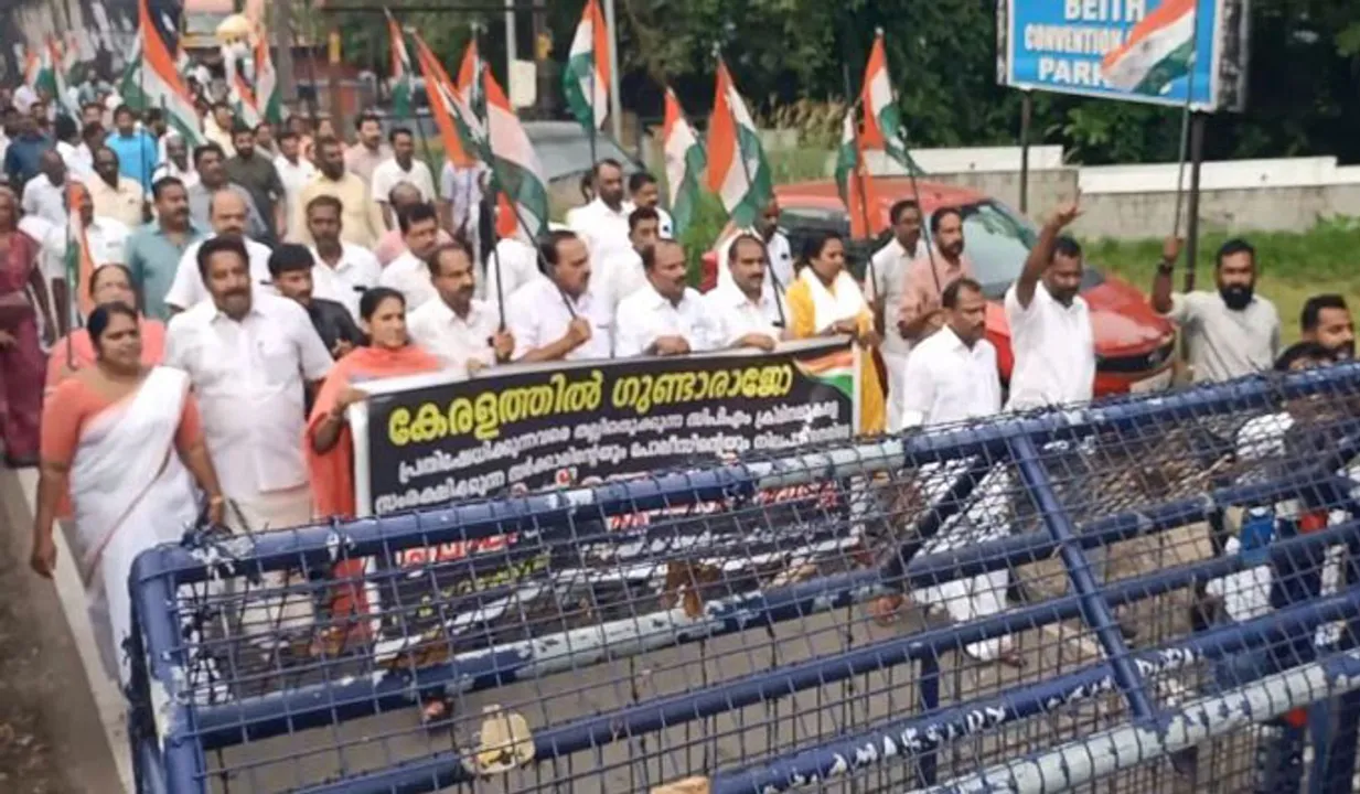 കളമശേരിയില്‍ പൊലീസ് സ്റ്റേഷന്‍ മാര്‍ച്ച്; കോണ്‍ഗ്രസ് പ്രവര്‍ത്തകര്‍ അറസ്റ്റില്‍